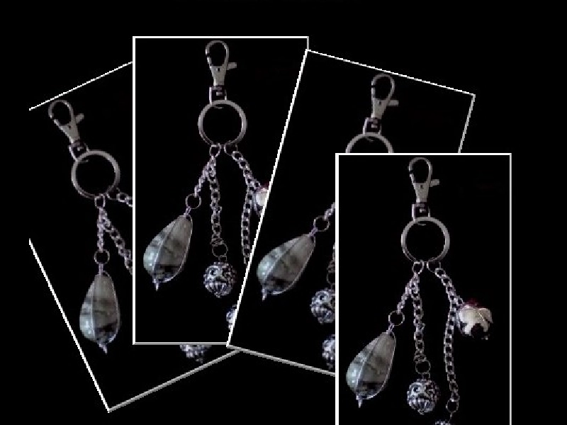 Bijou de sac , 
Perles porcelaine et breloques
Gris et argenté
long 15 cm
