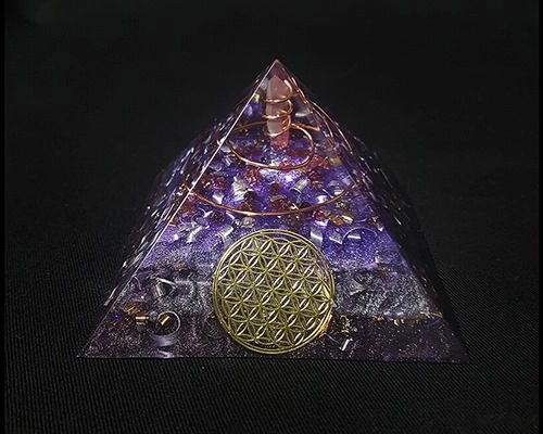 Orgonite Pyramide Violette