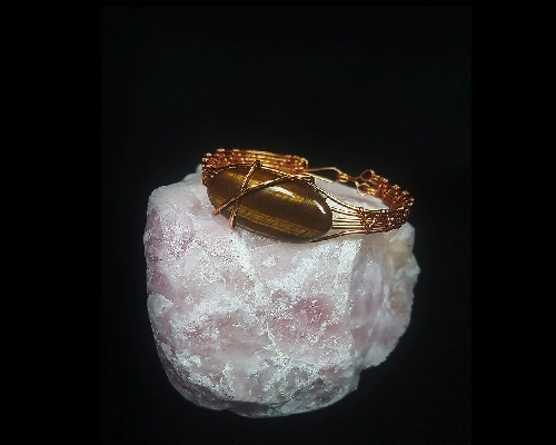 Bracelet en fils de cuivre et pierre naturelle Oeil de Tigre.